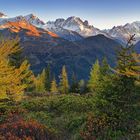 Herbstliche Felszähne an der Grenze