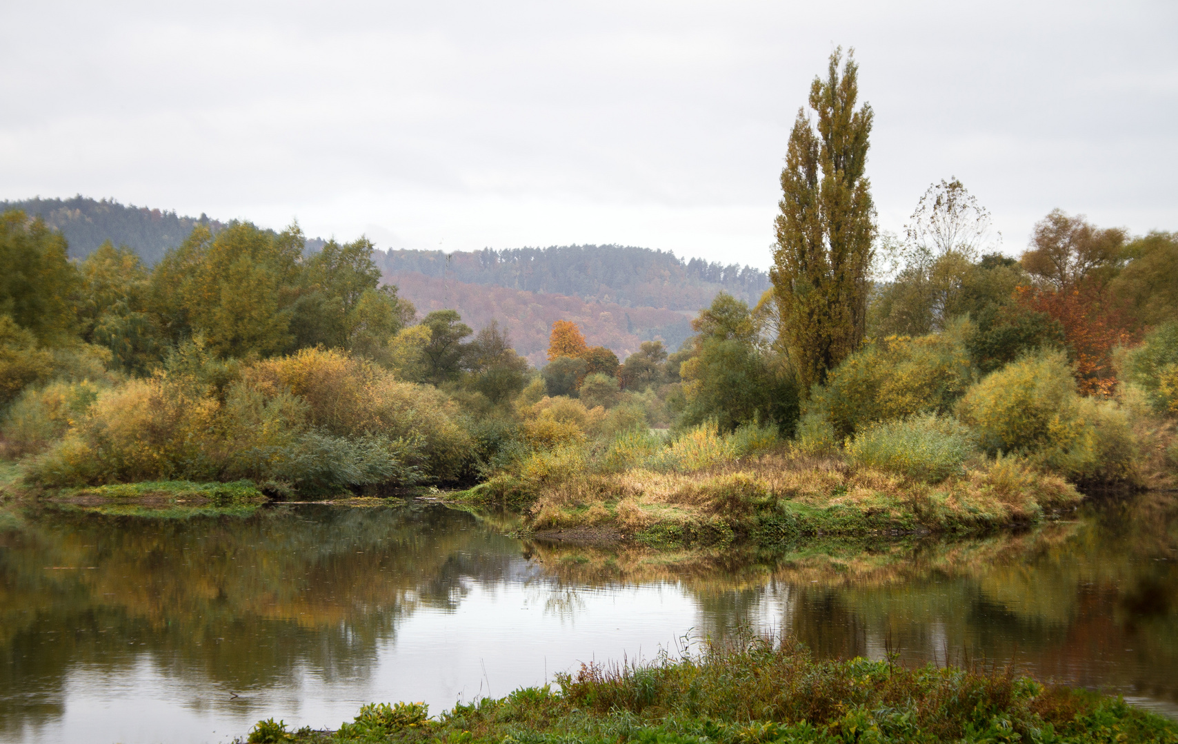 herbstliche flußlandschaft