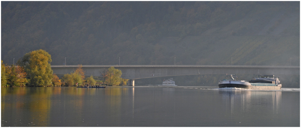 herbstliche Flusslandschaft