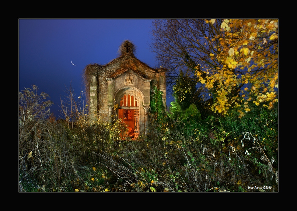 - Herbstliche Friedhofskapellenromantik -