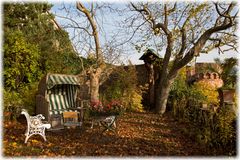 Herbstliche Gartenterasse der Burg Gamburg