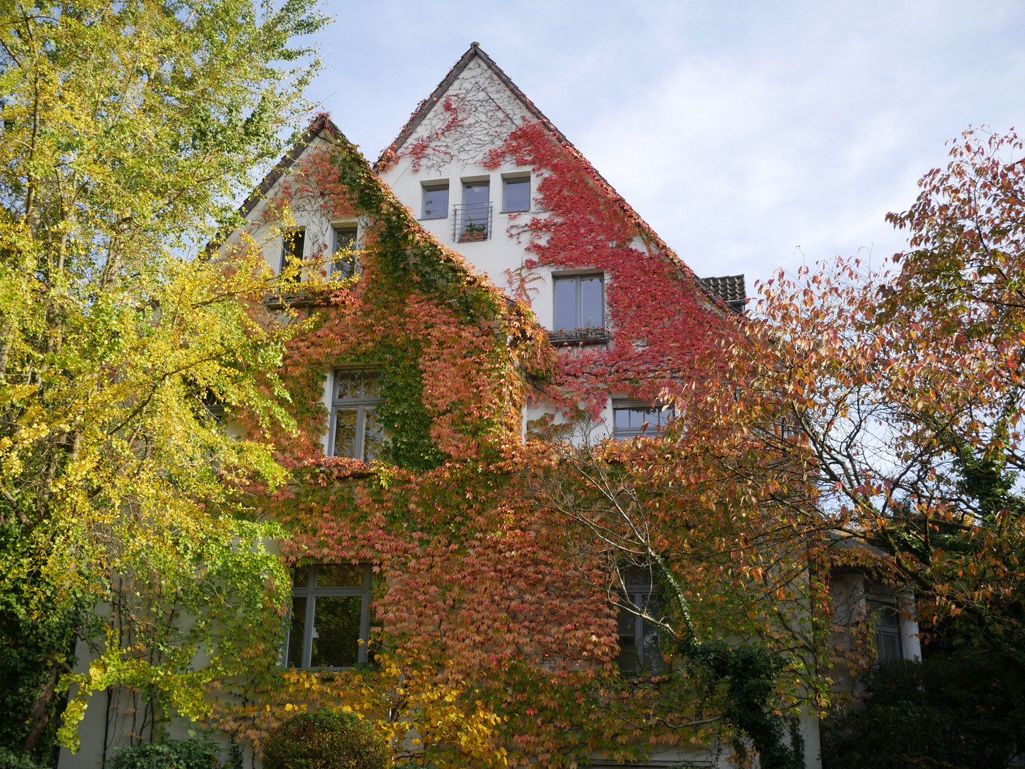 Herbstliche Hausfassade