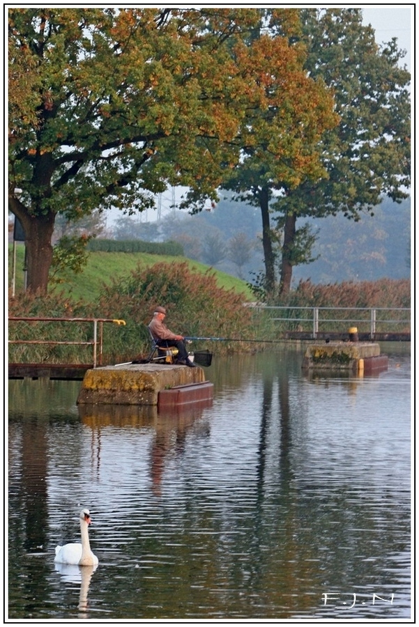 Herbstliche Idylle am Kanal.