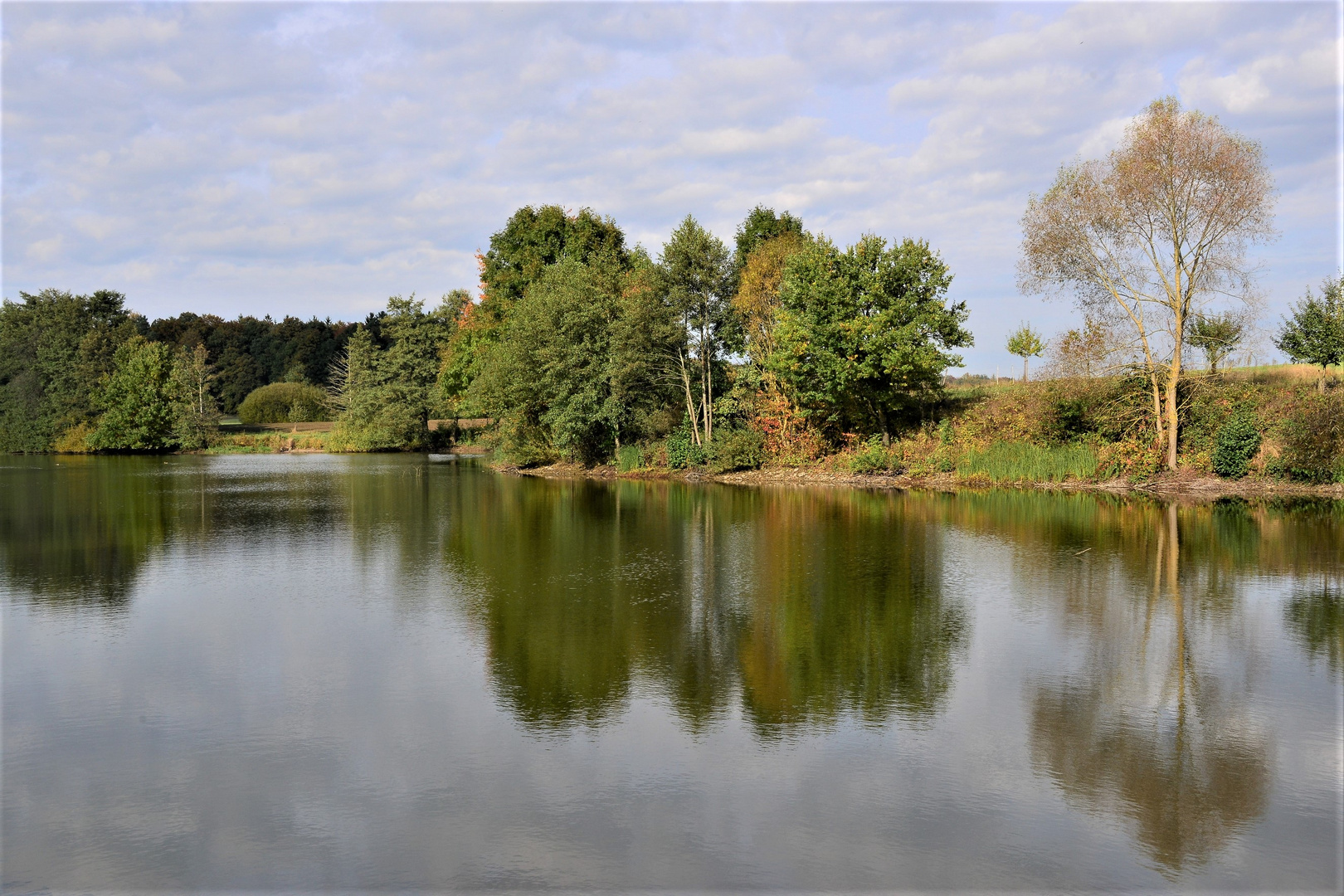 Herbstliche Idylle am See