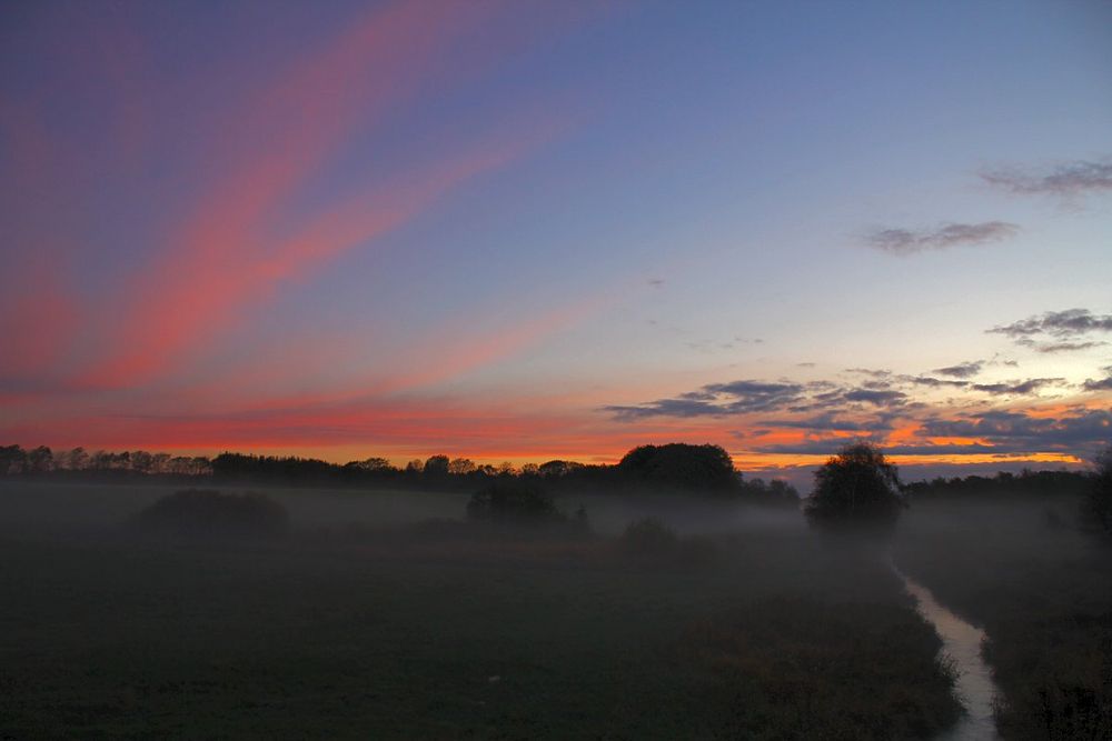 Herbstliche Morgendämmerung bei Varde, Dänemark
