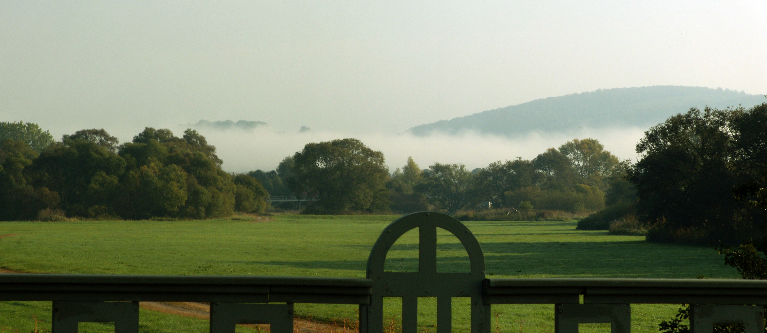 Herbstliche Morgennebel über den Kiesteichen zwischen Hollenstedt und Edesheim.