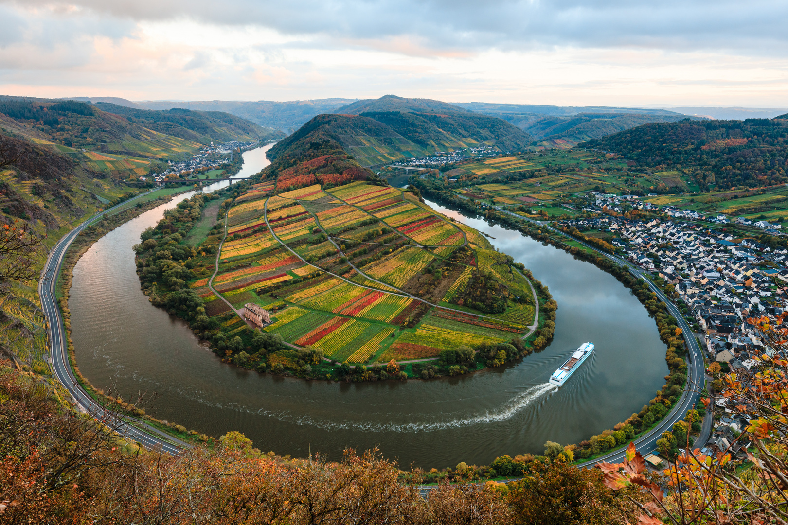 Herbstliche Moselschleife. Bremm, 2022.