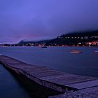 herbstliche, nächtliche Stadt am See