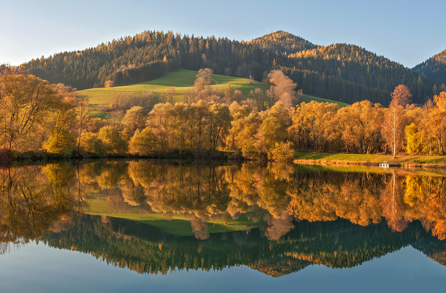 Herbstliche Ruhe am Freizeitsee