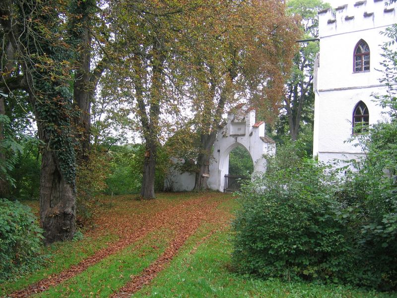 Herbstliche Schlosseinfahrt