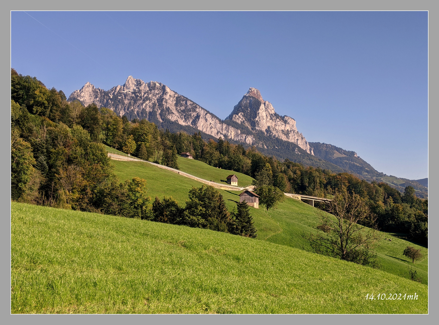 Herbstliche Schneespuren auf dem Gipfel des Grossen Mythen, 1899m