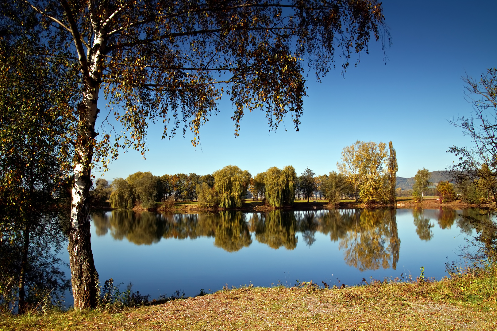 Herbstliche Seenlandschaft 2/11