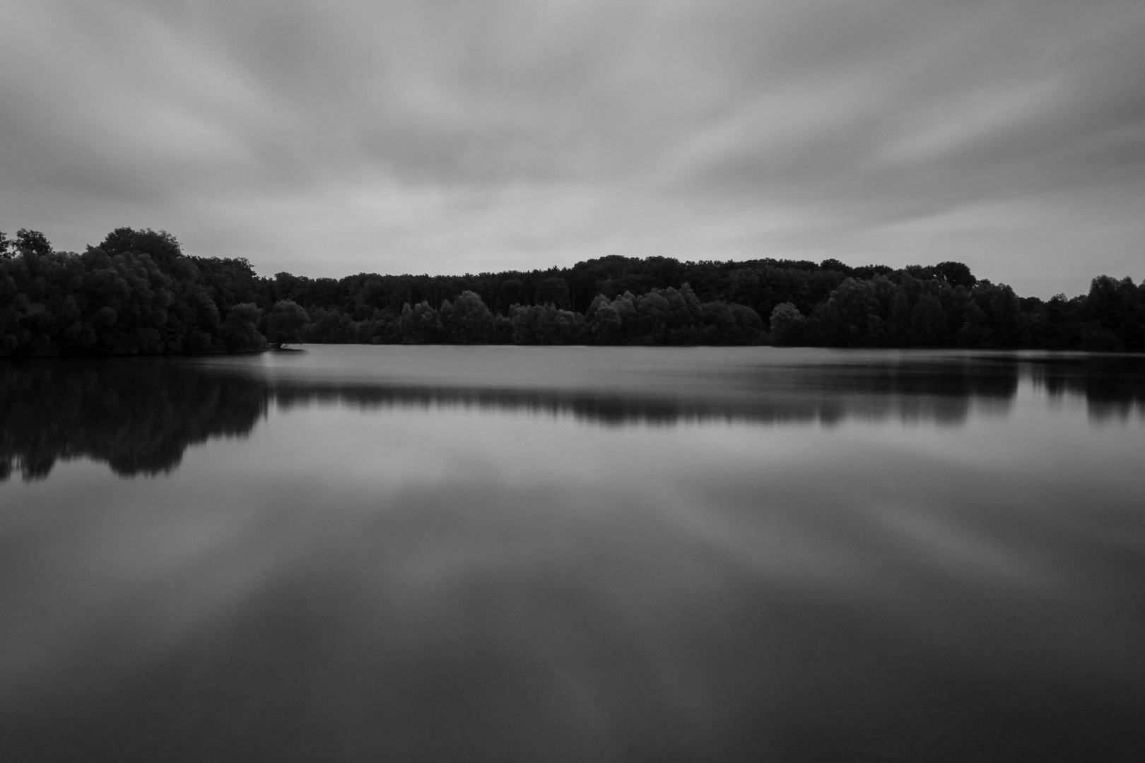 Herbstliche Sicht auf einen Natursee