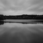 Herbstliche Sicht auf einen Natursee