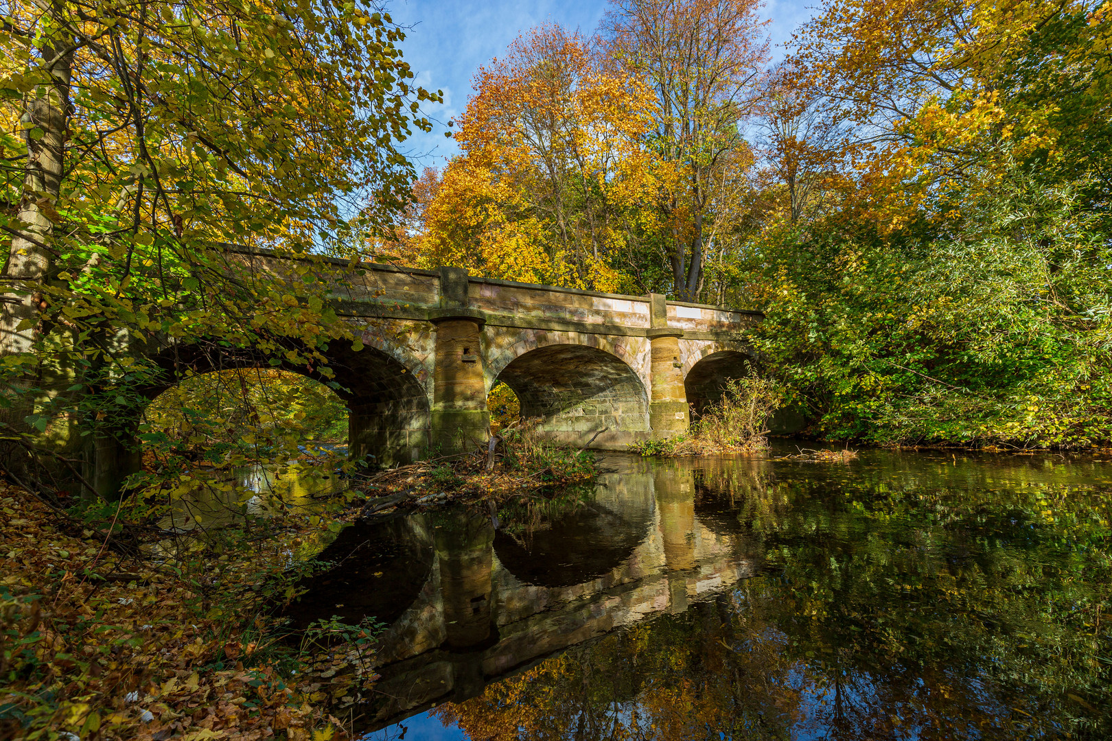 Herbstliche Spiegelung