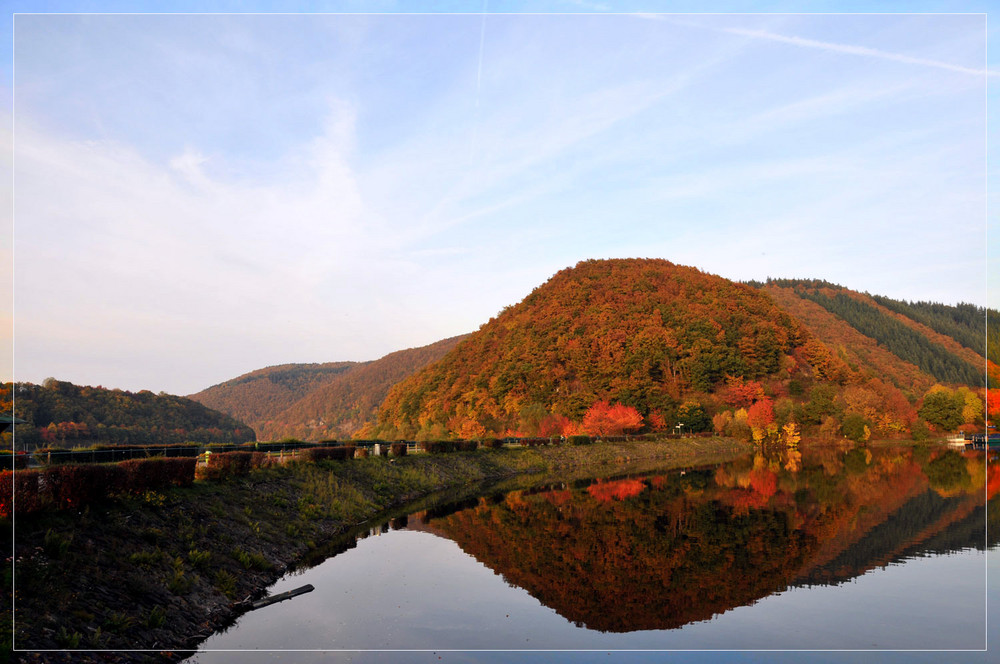 herbstliche Spiegelung am Rursee