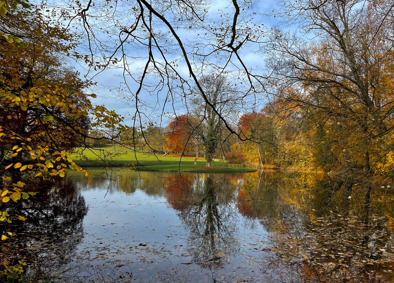 Herbstliche Spiegelung am Teich