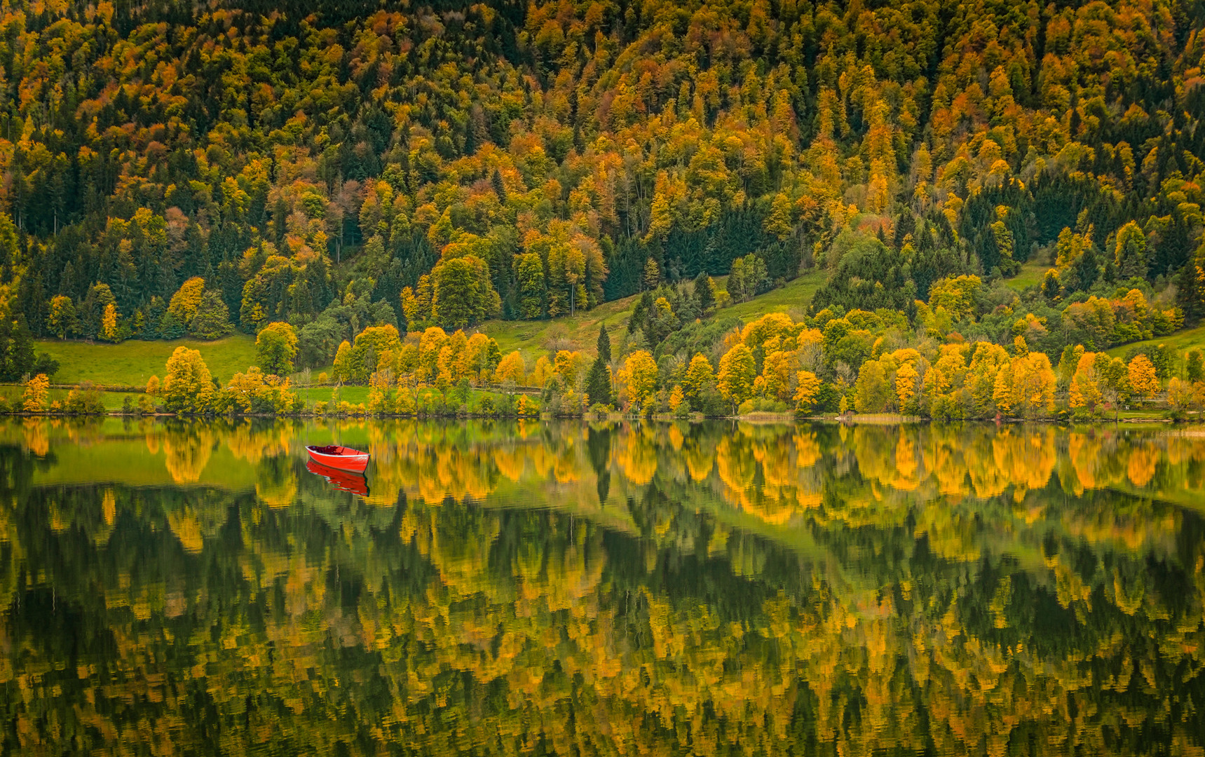 Herbstliche Spiegelungen mit Boot