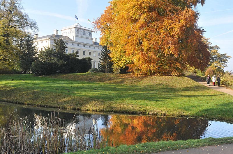 Herbstliche Spieglungen im Wörlitzer Park. Foto &amp; Bild