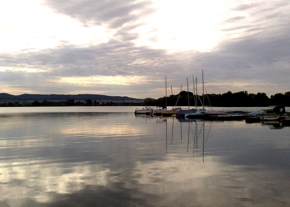 Herbstliche Stille am Großen Freizeitsee in Northeim.