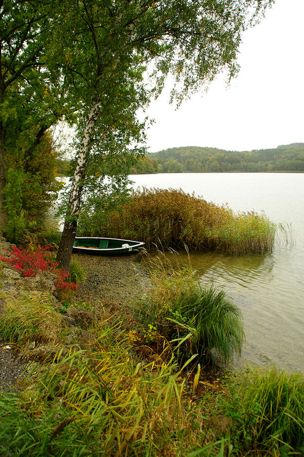 Herbstliche Stille am See von Brigitte Römling 