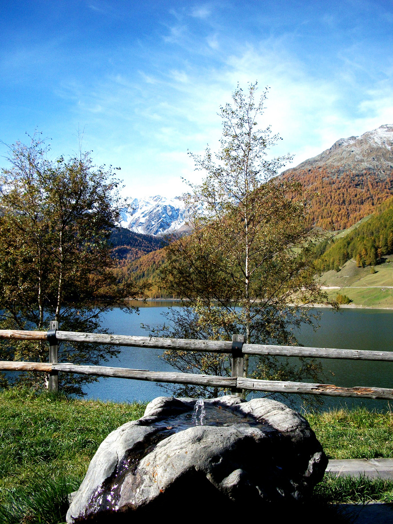 Herbstliche Stimmung am Staussee von Vernagt..