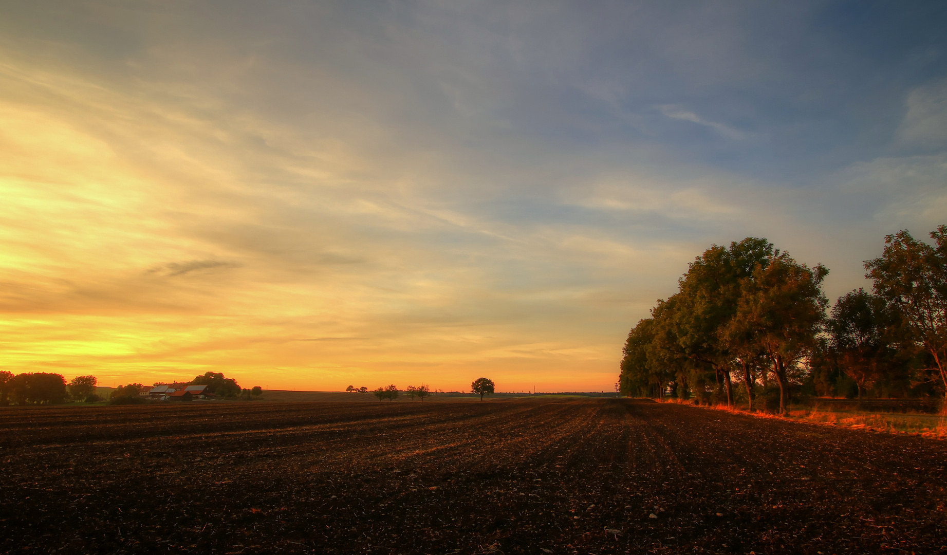 Herbstliche Stimmung liegt über den Feldern