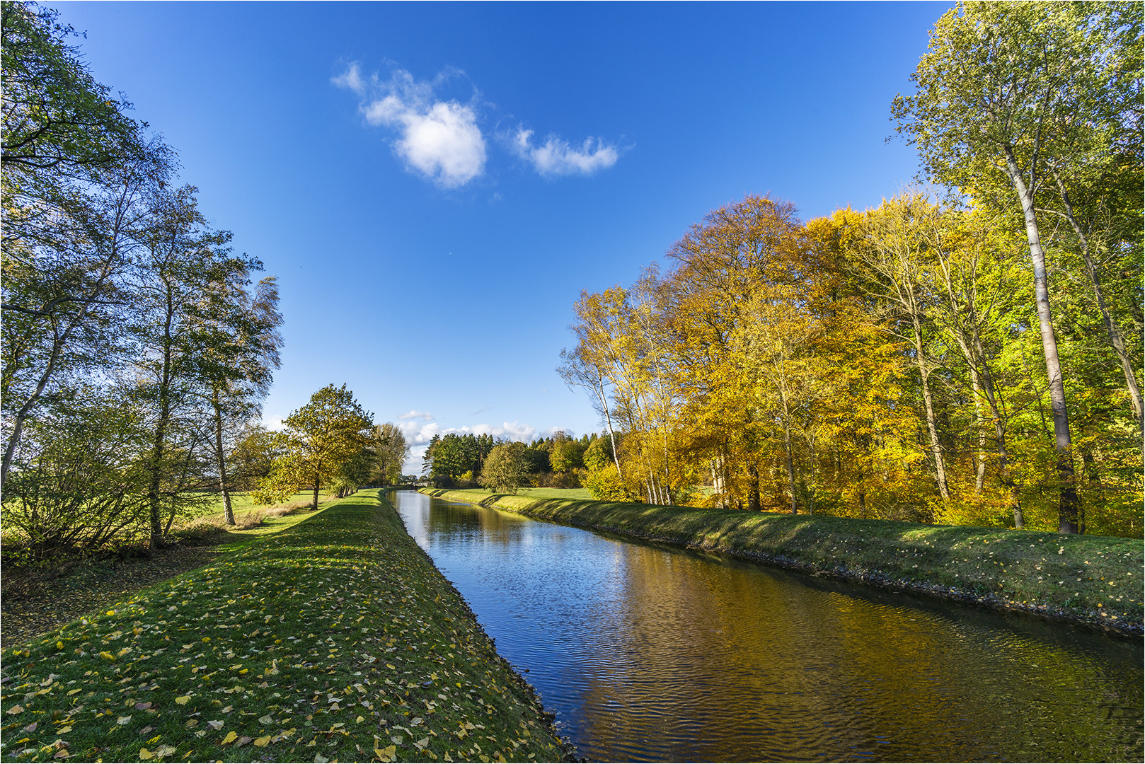 Herbstliche Szenerie am Schaalseekanal ... Foto &amp; Bild | sonne, wolken ...