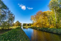 ... Herbstliche Szenerie am Schaalseekanal ...