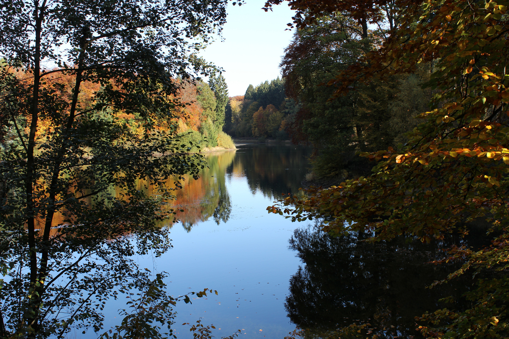 Herbstliche Talsperre 1