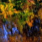 herbstliche wasserspieglung