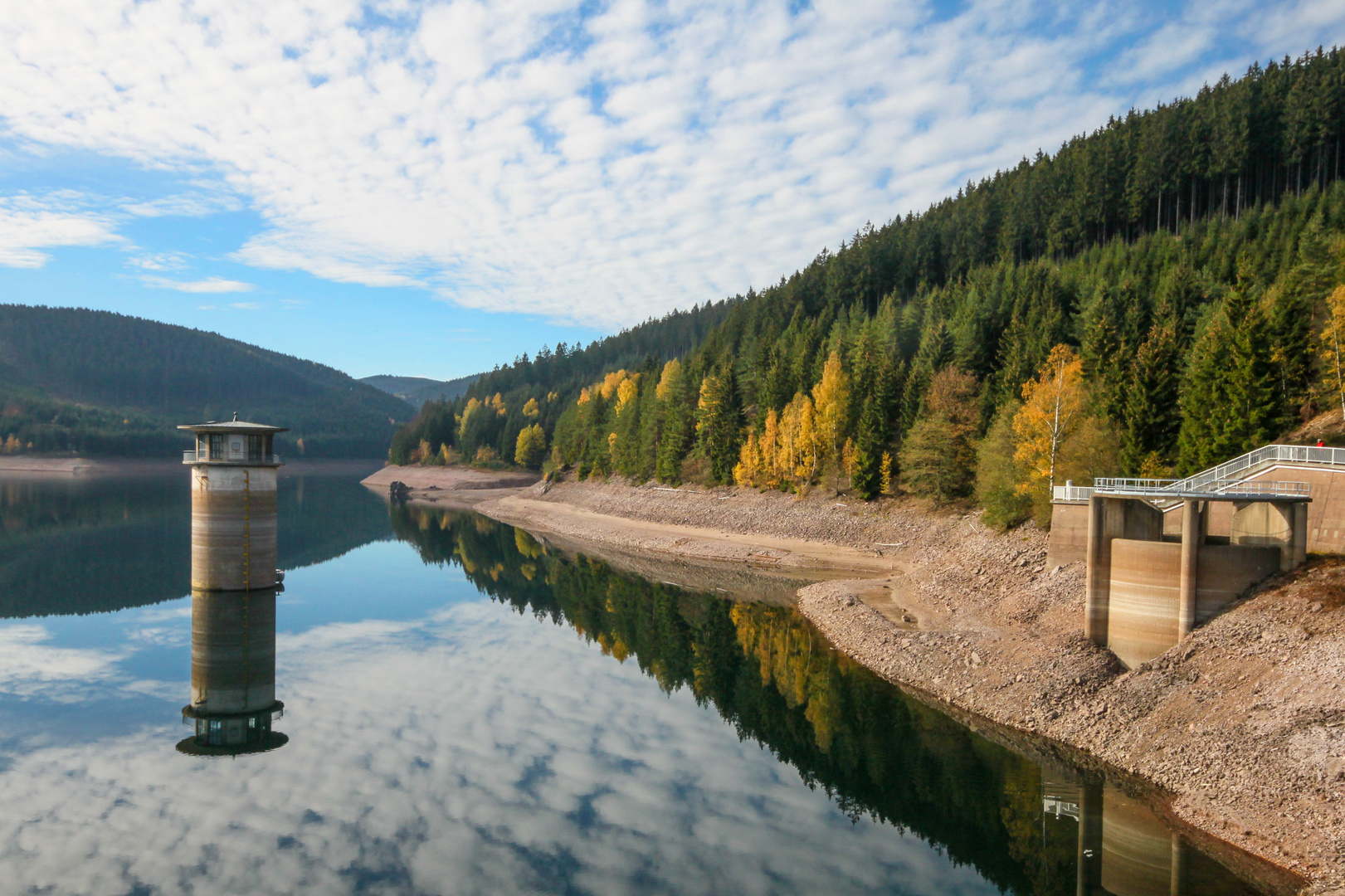 Herbstliche Wolkenspieglung über der Ohra-Talsperre