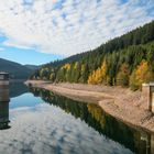 Herbstliche Wolkenspieglung über der Ohra-Talsperre