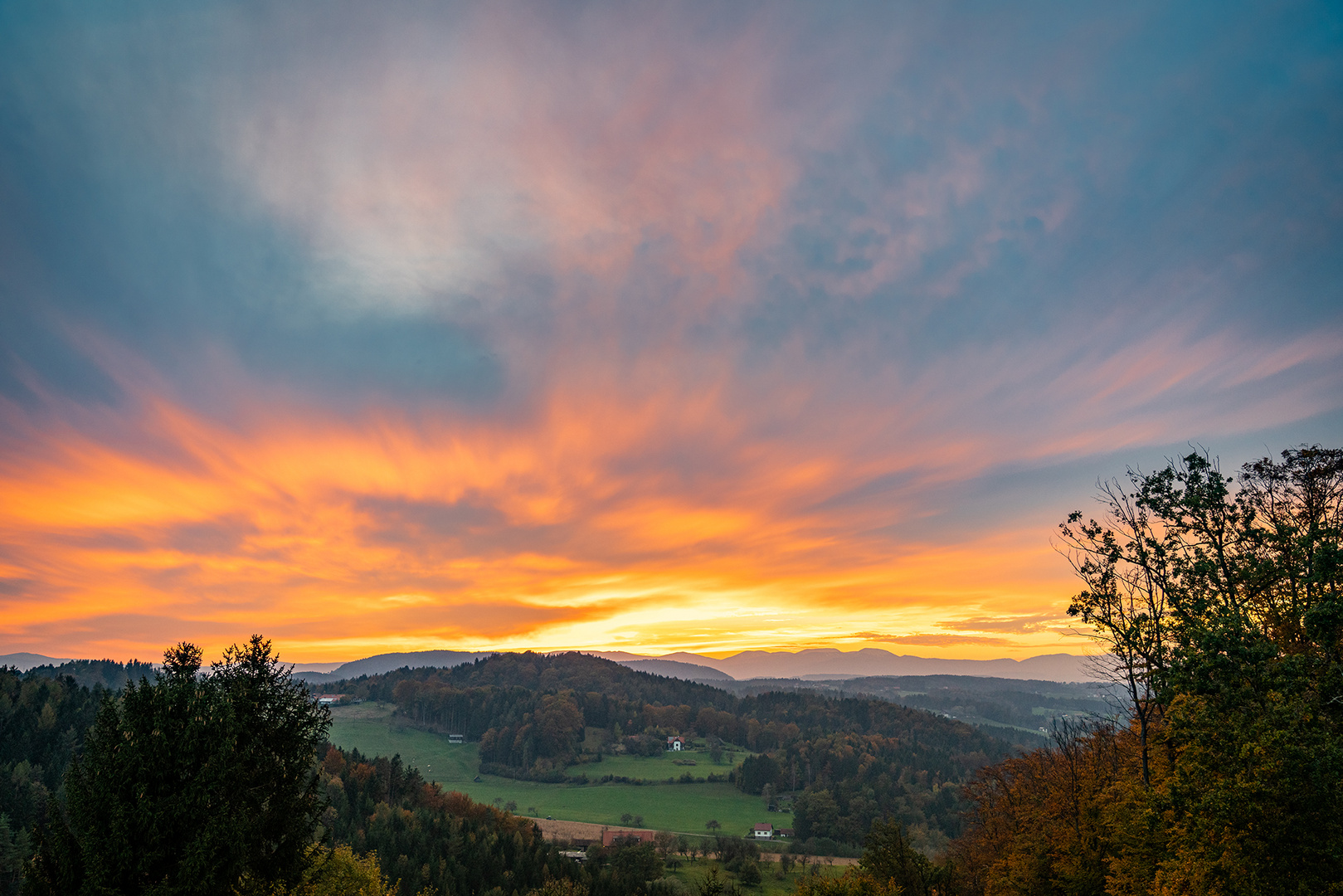 Herbstliche Wolkenstimmung bei Sonnenuntergang