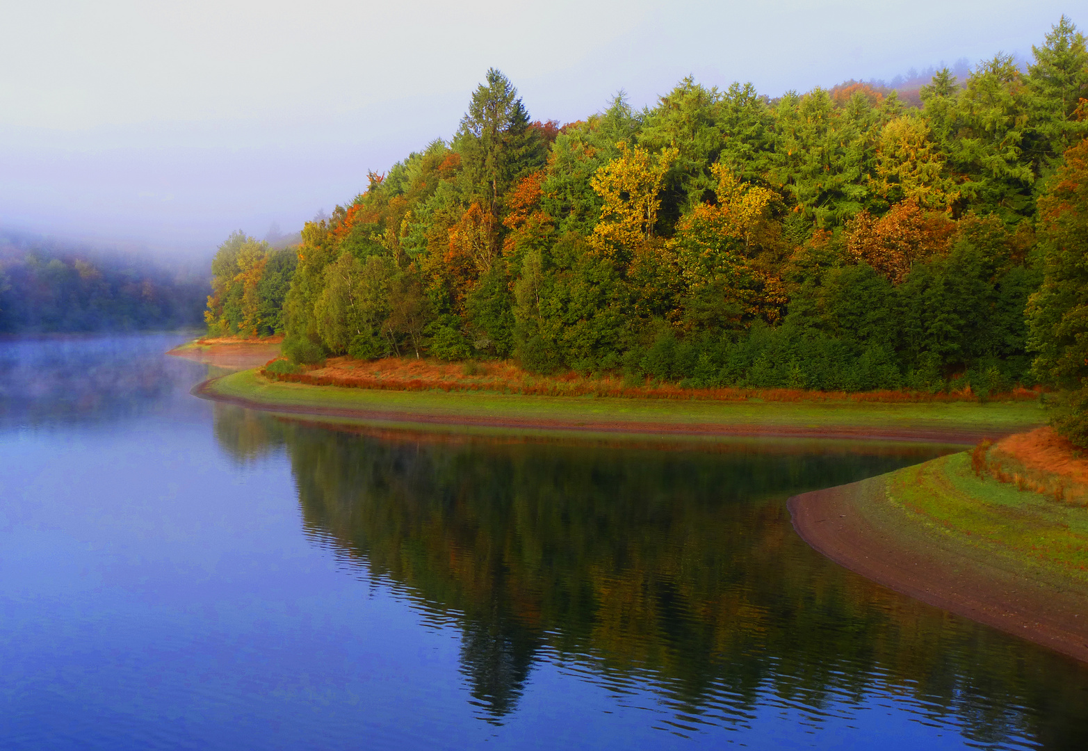 herbstlicher Arm der sauerländischen Versetalsperre