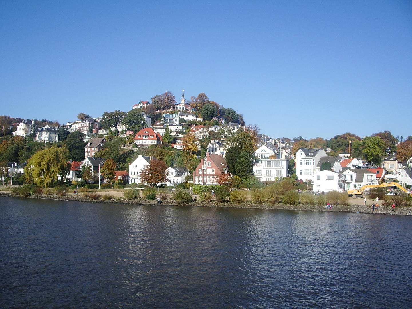 Herbstlicher Blick auf Blankenese von der Elbe aus gesehen