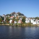 Herbstlicher Blick auf Blankenese von der Elbe aus gesehen