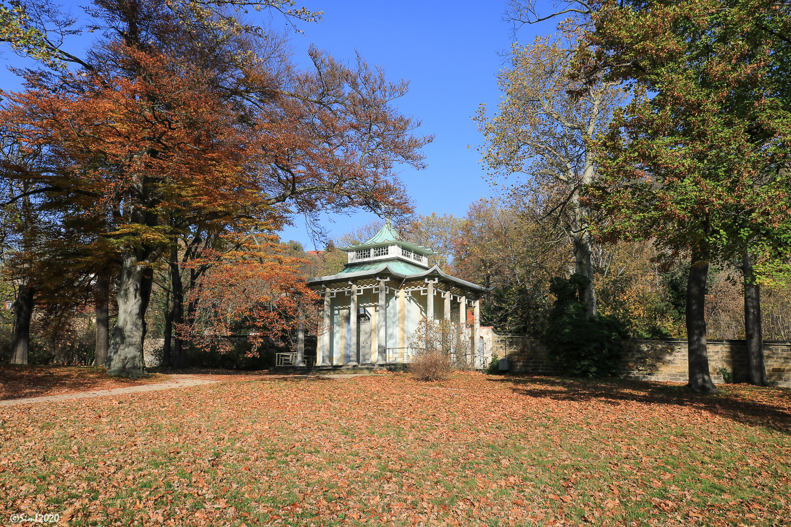 Herbstlicher Blick auf den Chinesischen Pavillion