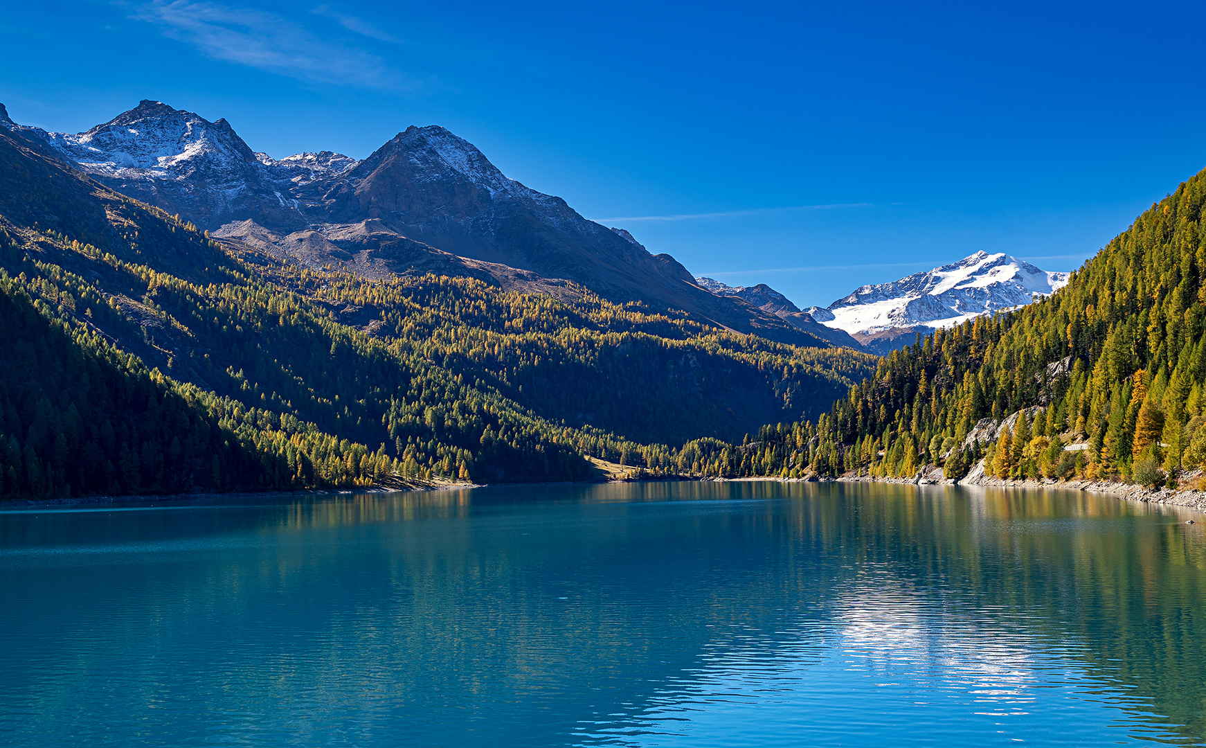 Herbstlicher Blick auf den Zufrittsee Foto &amp; Bild | europe, italy ...
