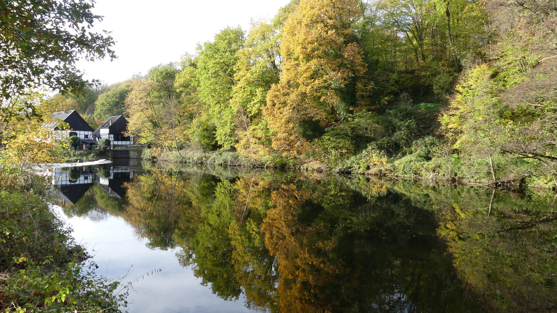 Herbstlicher Blick über die Wupper auf den Wipperkotten ...