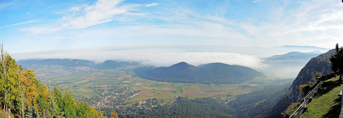 Herbstlicher Blick von der Hohen Wand auf die Nebelschicht