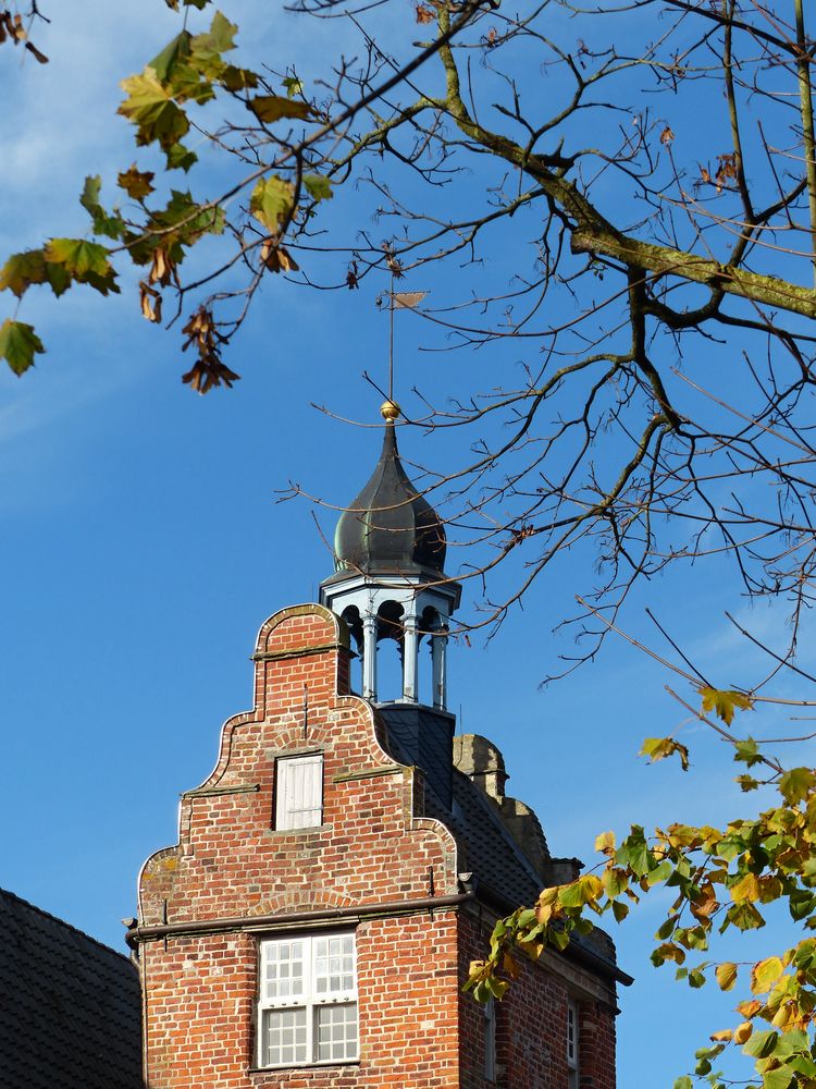 herbstlicher Durchblick auf das Türmchen Foto &amp; Bild | architektur ...