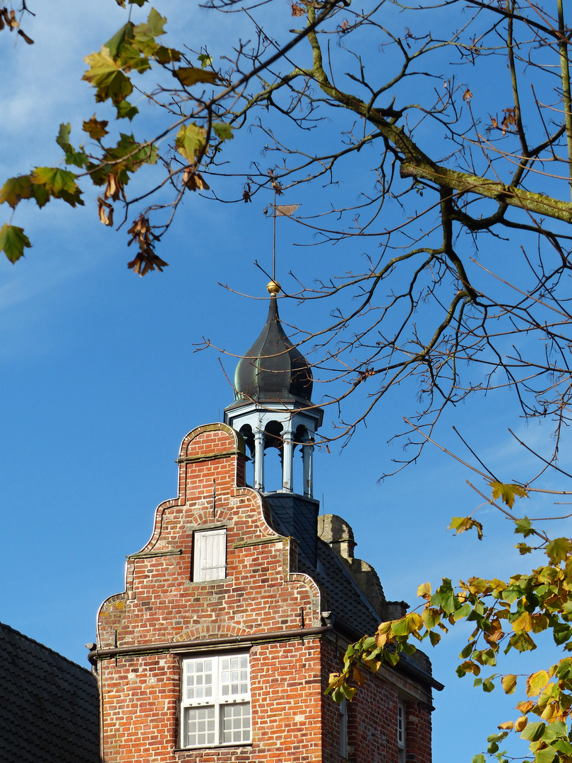 herbstlicher Durchblick auf das Türmchen