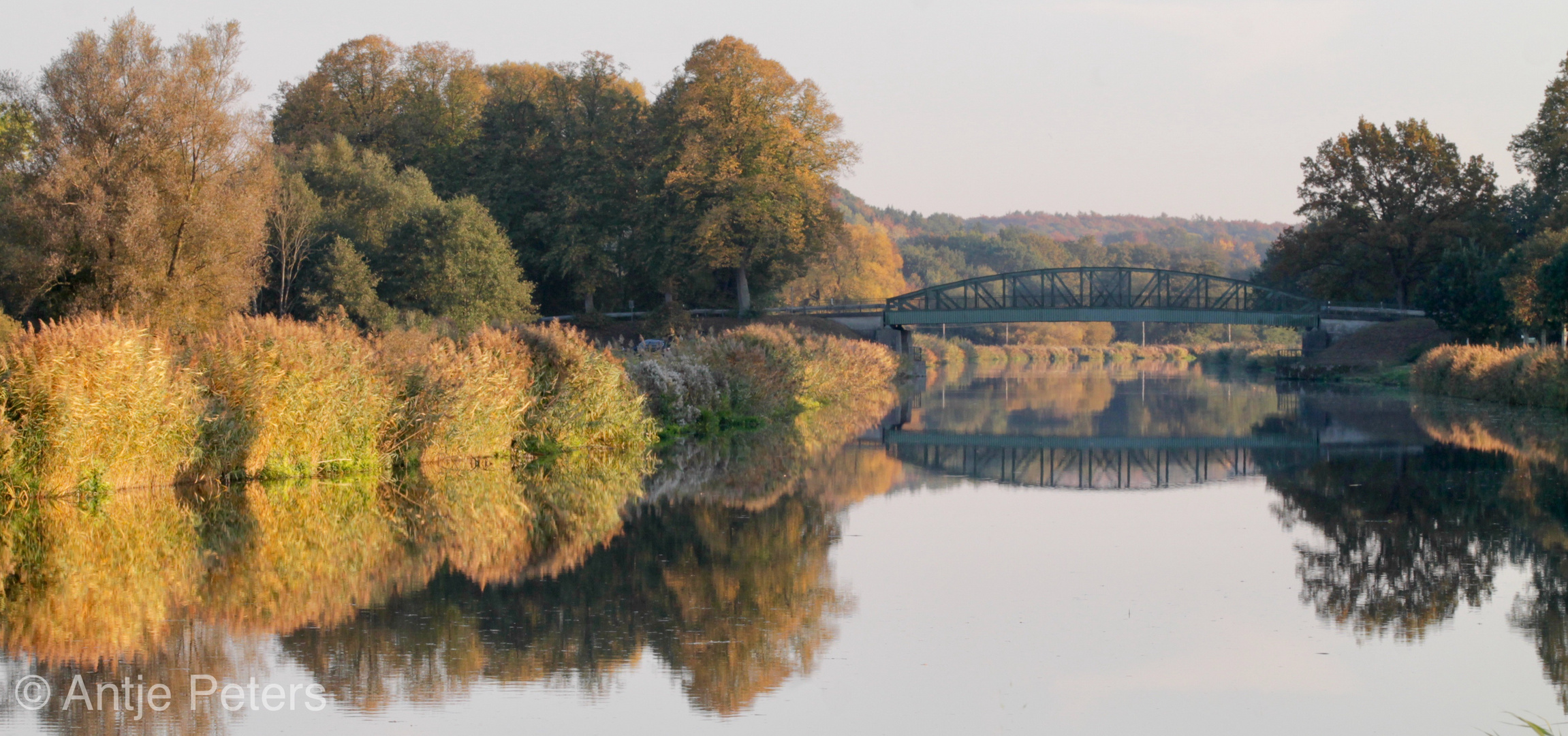 Herbstlicher Kanal