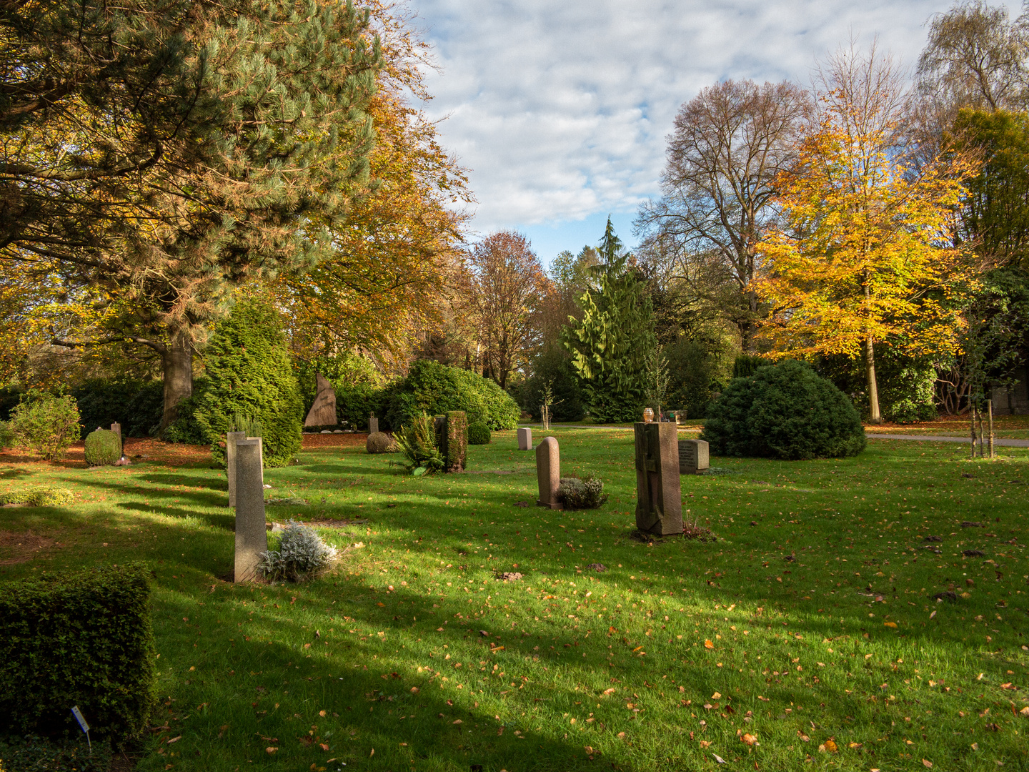 Herbstlicher Parkfriedhof