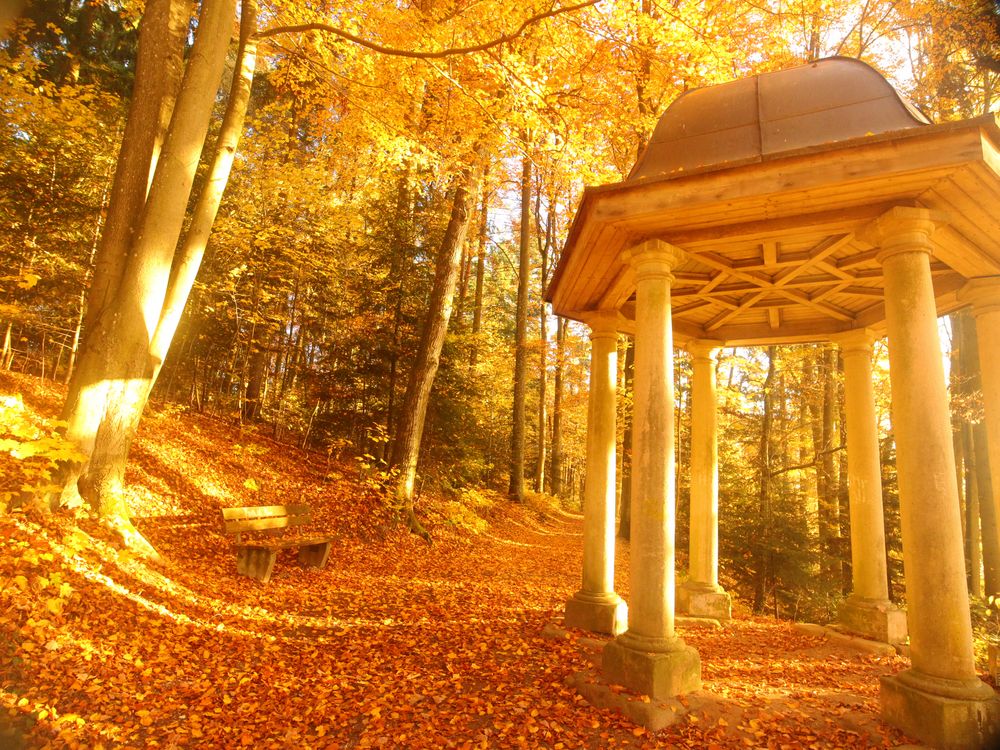 Herbstlicher Pavillon