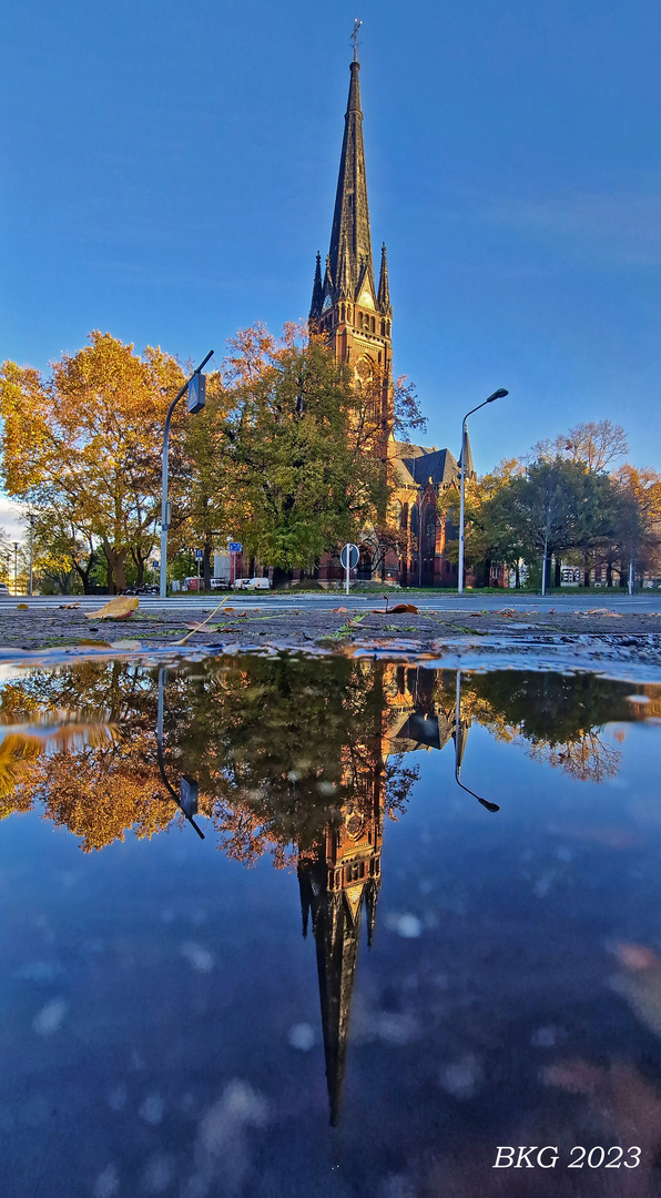 Herbstlicher Pfützenspiegel an der St.Johanniskirche Gera 