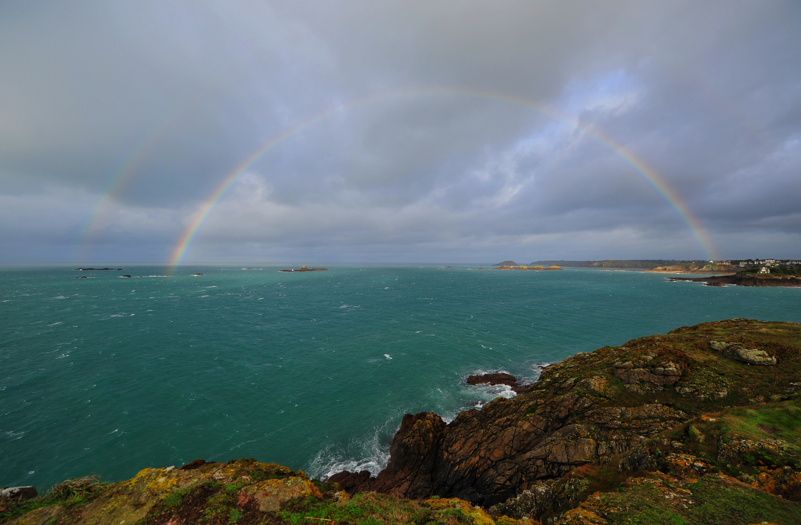 herbstlicher regenbogen über der küste bei saint-malo