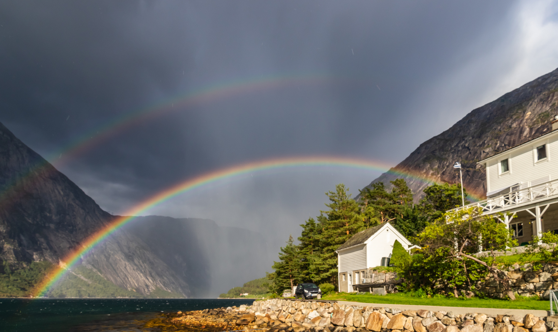 herbstlicher Regenbogen über Eidfjord