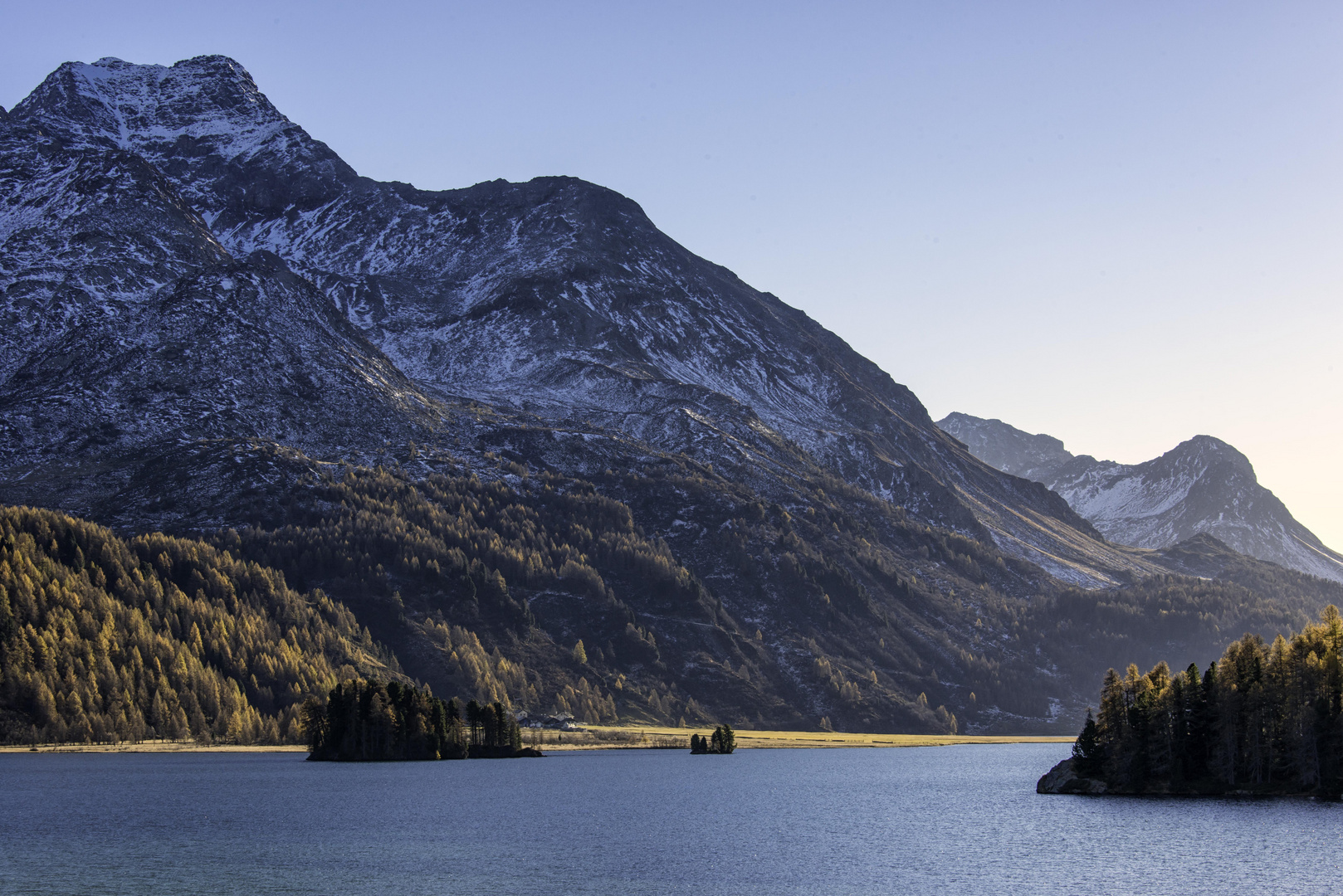 herbstlicher Silser See mit Blick auf Isola und Piz Margna